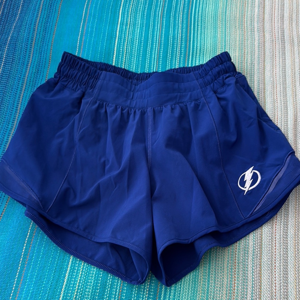 Lululemon Tampa Bay Lightning Hotty Hot HR Short 4” lined